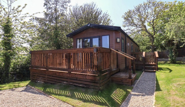 BUTTERCUP LODGE, pet friendly, luxury holiday cottage in Staithes