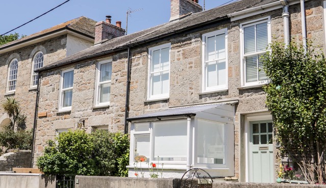 CALAC COTTAGE, family friendly, country holiday cottage in Mousehole