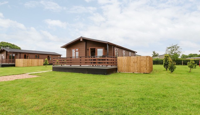 CALLOW LODGE 15, pet friendly, with pool in Beaconsfield Holiday Park