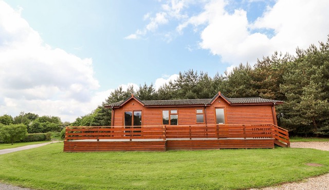 CALLOW LODGE 5, pet friendly, with pool in Beaconsfield Holiday Park