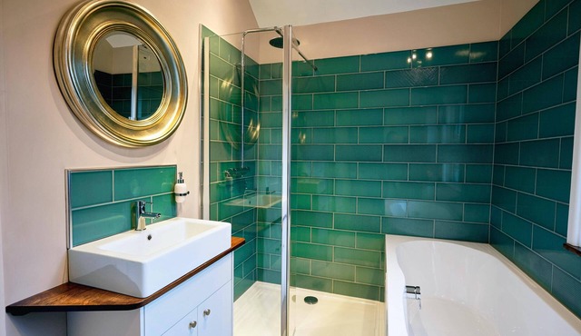 Calm 1 Bed Apartment with Parking, Winchester by At Hem