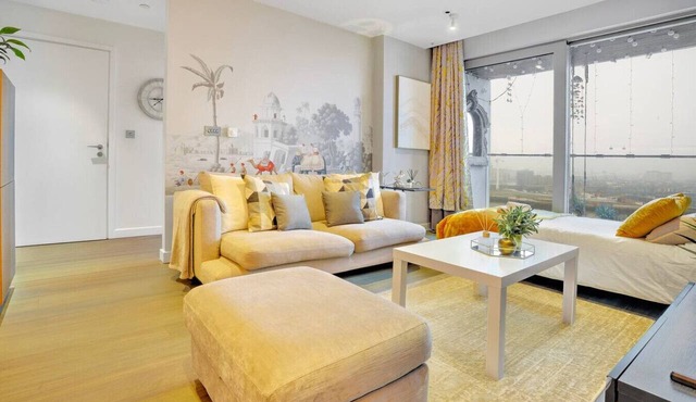Calm 2BR Apt | Close to O2 & Tube