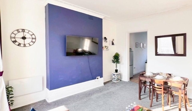 Camden 3-Bed, Sleeps 6, 1 Min to Tube & Parking