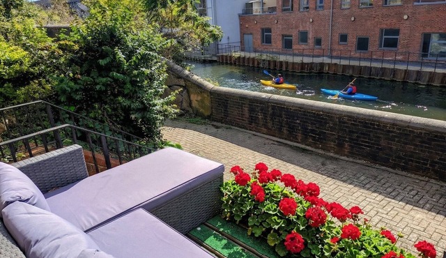 Canal View House | 2BR with Garden & Parking