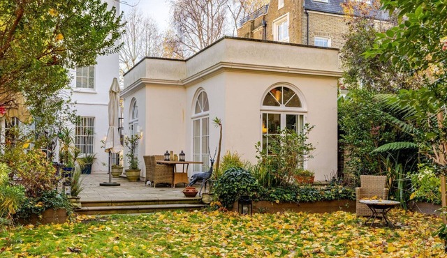 Canal Villa in Little Venice, London - Central London: Canal Villa & Garden