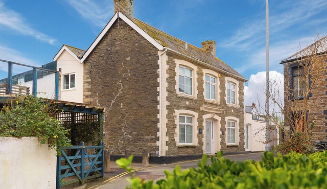CAPTAIN'S WALK, family friendly, luxury holiday cottage in Newquay