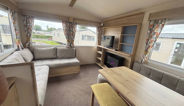 Caravan Sleeps 5 - Decking, Parking, Pet Friendly