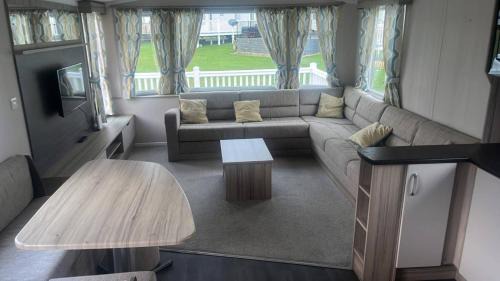 Caravan- Sleeps 6 2 Bedrooms - Thurston Manor
