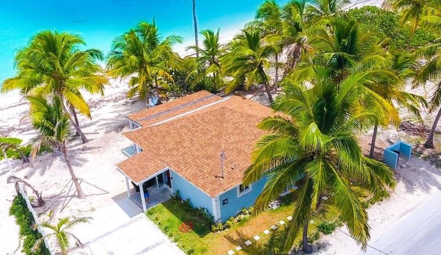 Casa Del Marjorie 2 bedroom beach house, beach right at your door steps,