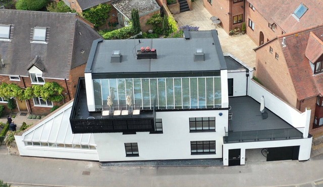 CASTLE VIEW, family friendly, character holiday cottage in Warwick