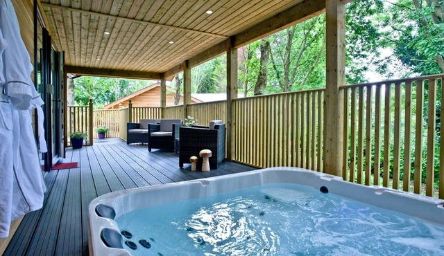 Cedar Lodge, Free WiFi & Hot Tub