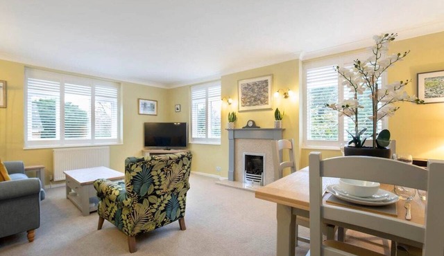Central 1 Bedroom Apartment with Parking