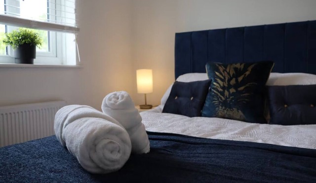 Central 3 Bed Home, Parking Garden Milton Keynes