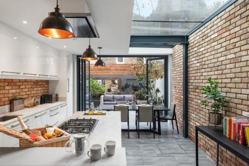 Central 4 Bedroom House with Garden in Battersea close to Chelsea