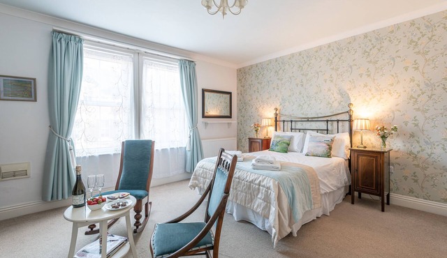 Central 5 bed/3 bath for 8 (+ cot) free parking - spacious, stylish, comfortable