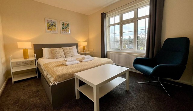 Central Apartment: Free Parking with EV Charger