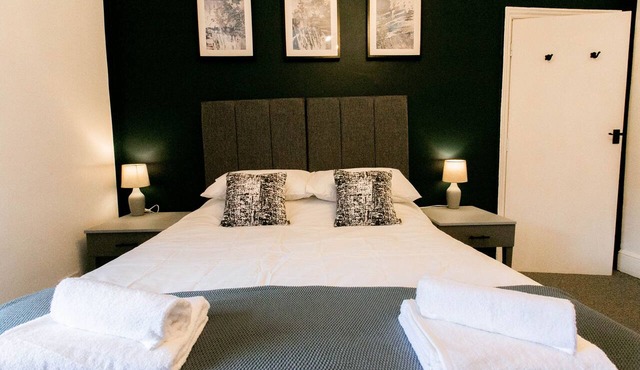Central Apt Sleeps 6 | Parking | Smart TV | Garden