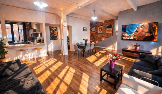 Central Apt Sleeps 8 | Bars, Restaurants & Parking