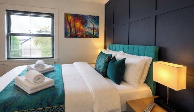 Central Bedford Apartment | Secure Parking | Fast Wi-Fi | Walk to Station