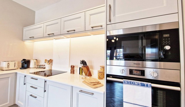 Central & Brand New, 1 bed luxury flat