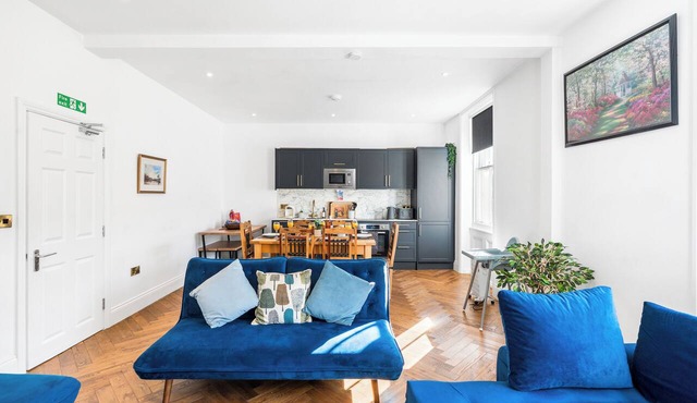Central Brighton 2BR Apartment | Steps to Beach & The Lanes