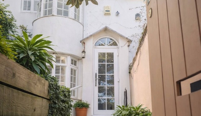 Central Cute Garden Cottage Close to Town & Beach