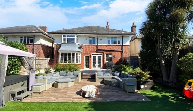Central Elegance: Chic Family Abode with Lush Garden for kids, BBQ, and Hot Tub