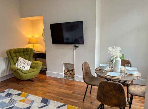 Central Horsforth Stone Cottage - 10 mins from LBA