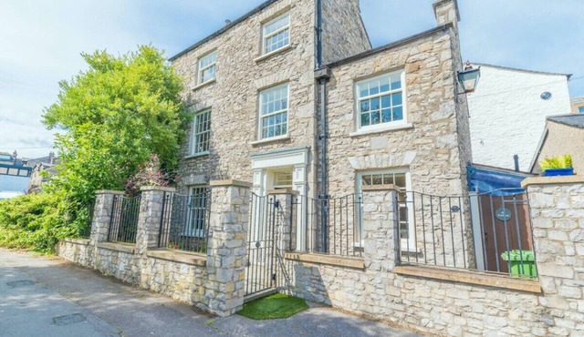 Central Kendal Georgian home, private courtyard & free parking