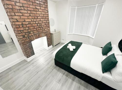 Central Location Liverpool, Modern Home, 4 BR, Sleeps 9, Free Parking
