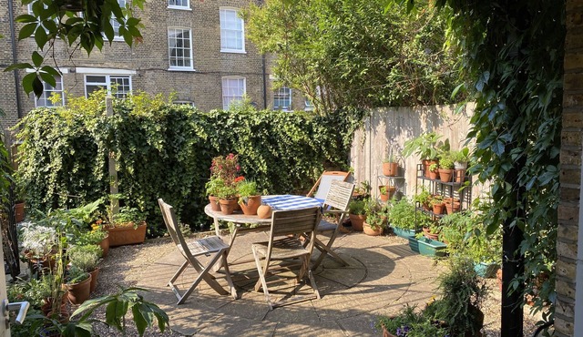 Central London 2 bedroom 2 bathroom garden flat in a quiet Southbank street