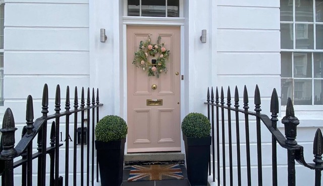 CENTRAL LONDON HISTORIC TOWNHOUSE! NEAR BUCKINGHAM PALACE, RIVER METROS & CAFES!
