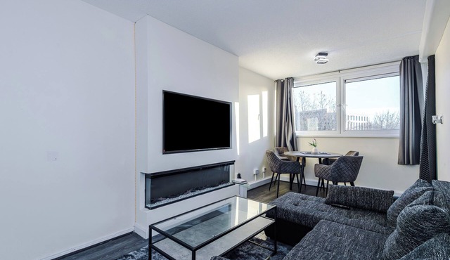 Central Manchester Apartment with Fast WiFi and Balcony Views