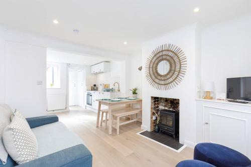 Central quiet cottage Walk to shops, bars & beach