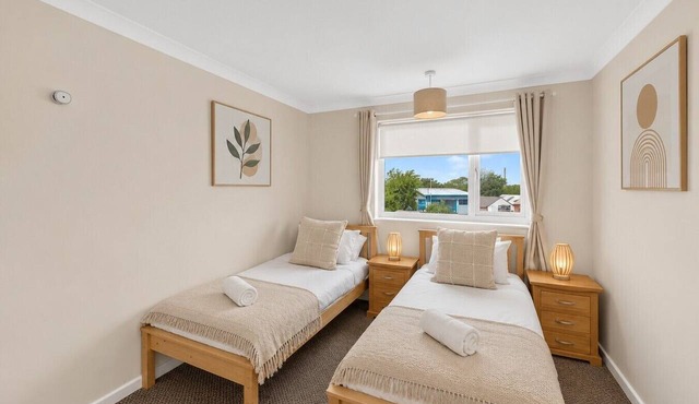 Central & Stylish House Free Parking Super-Fast Wifi Smart TV Self-Check-In Yoko Property