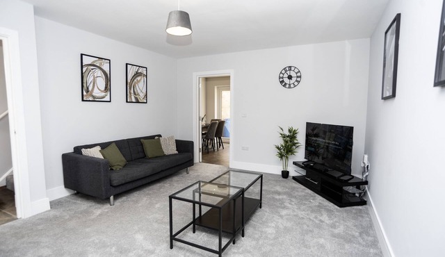 Central Telford Home - Sleeps 8 - Private Parking