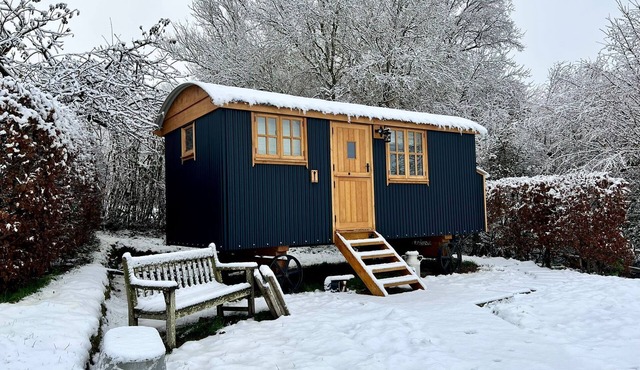 Centrally heated 5 star cosy traditionally built Shepherds Hut w/en suite WC.