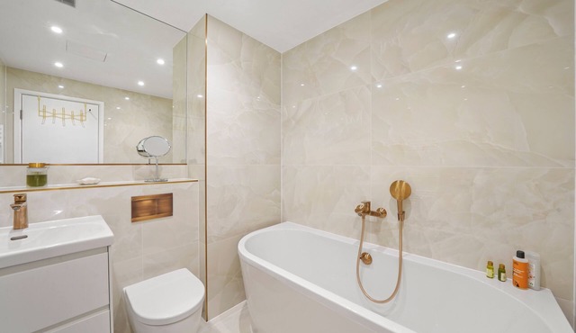 Centrally located, luxurious, fully refurbished 2 bed 2 bath flat
