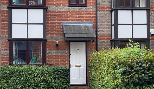 Centre of Town, 3 bedrooms, sleeps 6, own parking and patio close to The Oracle