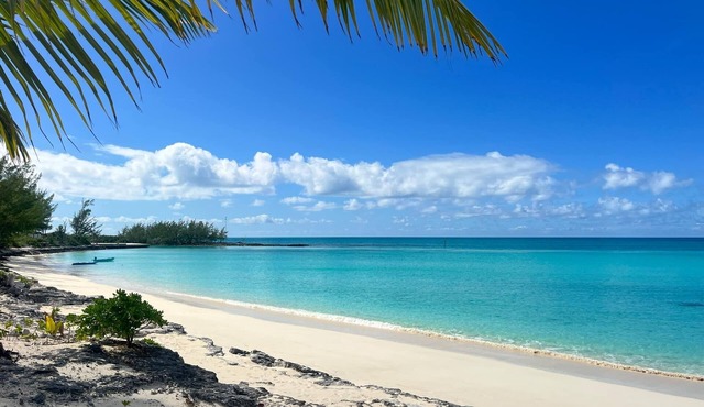 Charming 4-bedroom beach house with AC, WiFi in lovely Benett's Harbour.