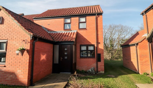 CHA CHA'S COTTAGE, family friendly, with pool in Whitby