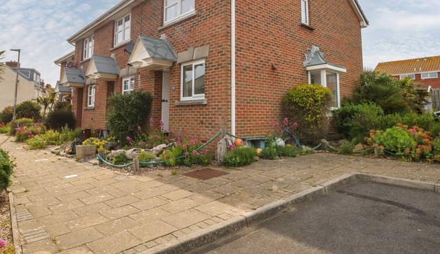 CHALKHILL VIEW, pet friendly, country holiday cottage in Wyke Regis