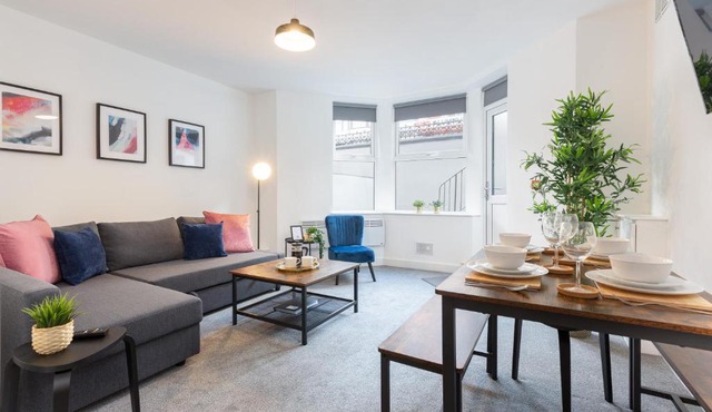 Charles Alexander Short Stay - Charnley House Apartments