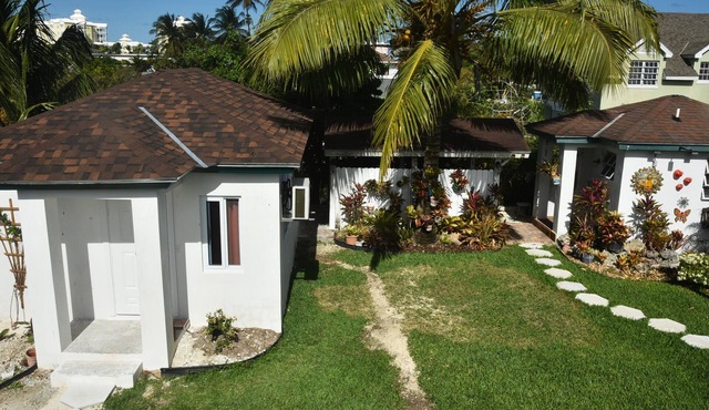 Charming 1-bedroom cottage in delightful Cable Beach Nassau with WiFi, AC,