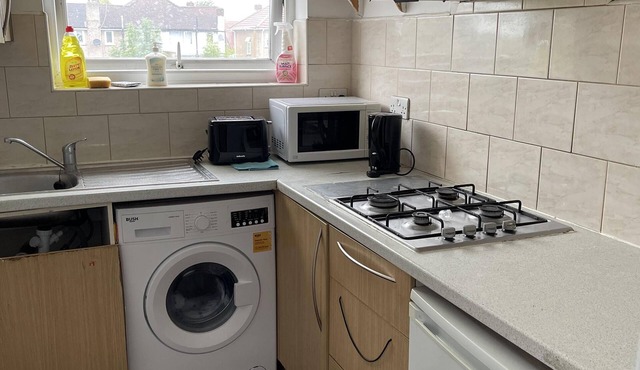 Charming 2-Bed Apartment in Heathrow first floor