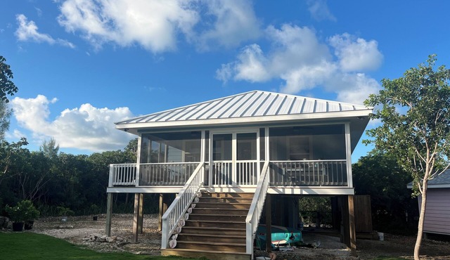 Charming 2-bedroom cottage in Green Turtle Cay across the street from Coco Bay