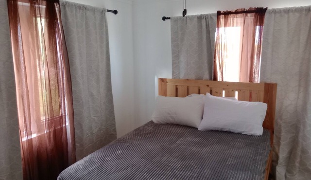 Charming 2-bedroom apartment on Crockett Drive/Roderick Corner