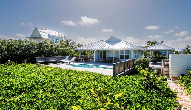 Charming 2-bedroom beachside cottage with plunge pool in quaint Elbow Cay