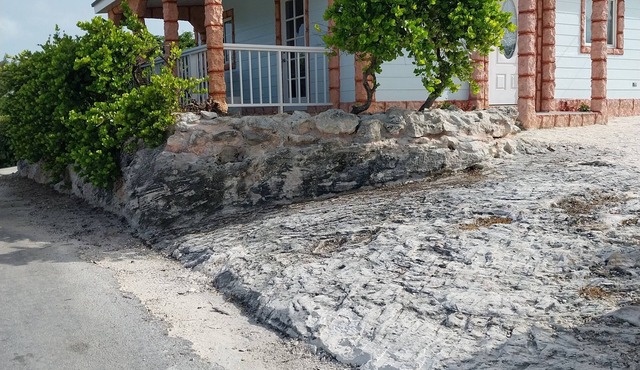 Charming 2-Bedroom House in Tranquil Staniel Cay near Thunderball Grotto