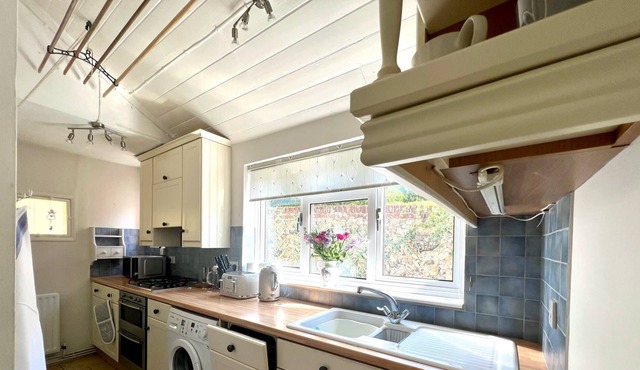 Charming 2 bedroom cottage with parking